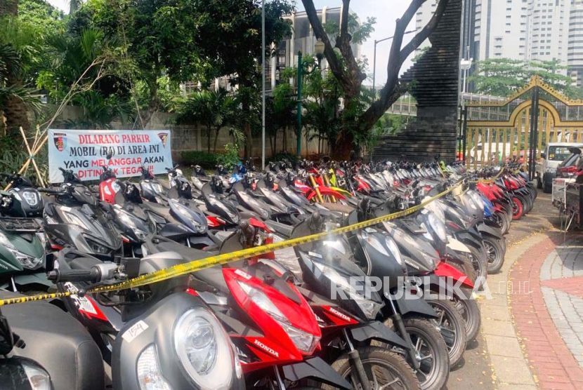 Ratusan kendaraan bermotor roda empat dan roda dua tanpa kelengkapan surat resmi atau bodong hasil pengungkapan kasus penggelapan yang melibatkan oknum TNI AD, di Polda Metro Jaya,  Jakarta Selatan, Rabu (10/1/2024). 