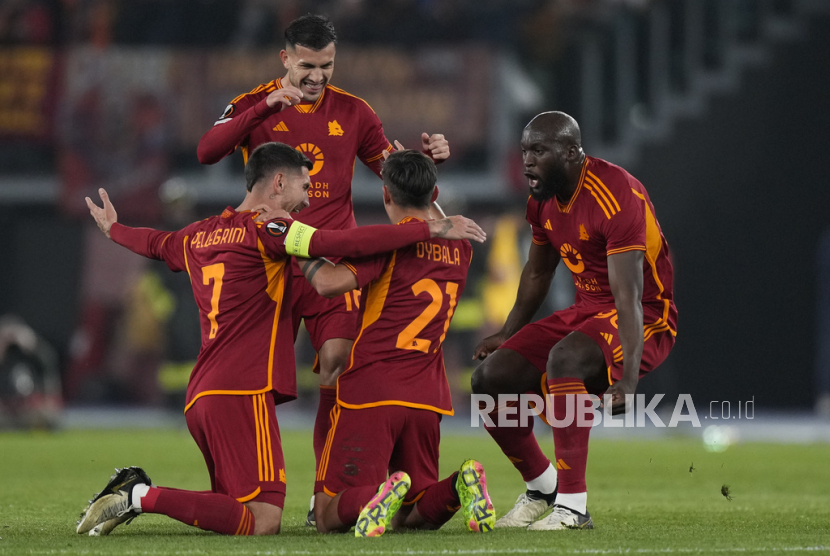 Roma Paulo Dybala, center, is congratulated after the VAR confirmed his side opening goal during the Europa League round of sixteen first leg soccer match between Roma and Brighton and Hove Albion, at Rome Olympic Stadium, Thursday, March 7, 2024. 
