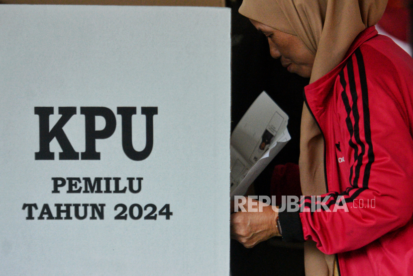 Warga  menggunakan hak pilihnya di Tempat Pemungutan Suara (TPS) 035 Kampung Curug, Desa Bojong Koneng,  Kecamatan Babakan Madang, Kabupaten Bogor, Jawa Barat, Rabu (14/2/2024). Pemilu 2024 tersebut dilakukan secara serentak di 38 Provinsi dengan jumlah DPT Sebanyak 204.807.222 pemilih untuk memilih Presiden dan Wakil Presiden, Anggota DPR, DPD dan DPRD Provinsi dan DPRD Kota/Kabupaten.