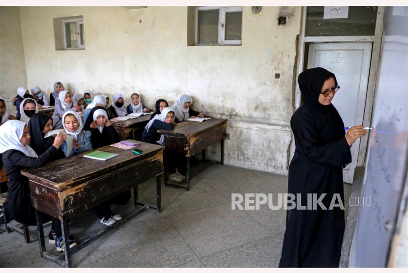 Para siswi yang mengikuti kelas dasar duduk di ruang kelas pada awal tahun ajaran baru di Kabul, Afghanistan, Sabtu (25/3/2023). Tahun pendidikan baru Afghanistan dimulai, tetapi sekolah menengah atas tetap ditutup untuk anak perempuan untuk tahun kedua setelah Taliban kembali berkuasa pada tahun 2021.