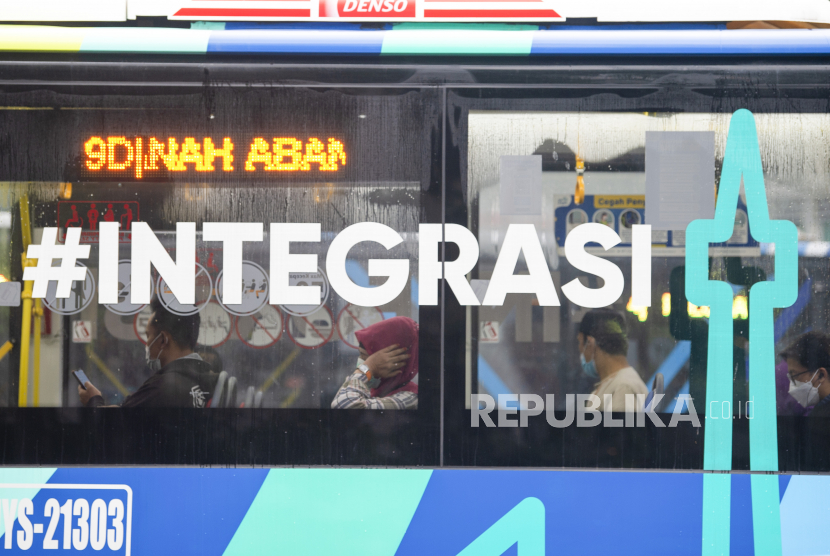 Sejumlah penumpang berada di dalam bus TransJakarta saat melintasi kawasan Bundaran Hotel Indonesia, di Jakarta, Senin (6/12/2021).