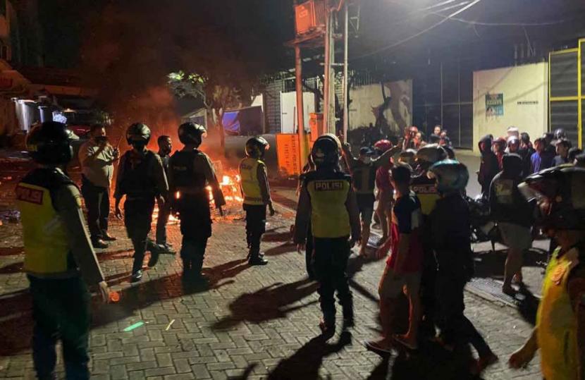 Bentrok Pemuda Surabaya: Bentrok Pemuda dengan Satpam di Surabaya, 3 Motor Dibakar hingga Ruko Dirusak