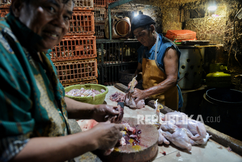Pedagang daging ayam melayani pembeli di pasar tradisional Pasar Minggu, Jakarta Selatan, Senin (4/3/2024). Sepekan menjelang bulan suci Ramadhan 1445 Hijriah, sejumlah harga pangan pokok mulai merangkak naik di Pasar Minggu. Untuk harga daging ayam mengalami kenaikan Rp2.000 sampai Rp3.000 dari harga Rp32.000 per ekor, kini seharga Rp35.000 per ekor, harga telur sebelumnya Rp27.000 menjadi Rp30.000 sementara untuk harga daging sapi mengalami kenaikan sebesar Rp10.000 dari Rp125.000 per kilogram kini mencapai Rp135.000 per kilogram. kenaikan tersebut dikeluhkan sejumlah pedagang, pasalnya, daya beli masyarakat mengalami penurunan imbas dari melonjaknya sejumlah harga pangan pokok lainnya.