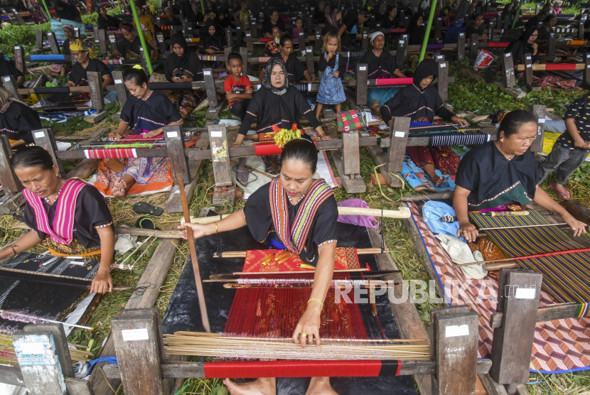 Sejumlah warga menenun kain tradisional Sasak saat mengikuti acara festival kerajinan tenun yang bertajuk Begawe Jelo Nyesek (kerajinan menenun masal) di Desa Sukarare, Kecamatan Jonggat, Praya, Lombok Tengah, NTB, Sabtu (8/7/2023). Festival kerajinan tenun yang ditargetkan memecahkan rekor MURI tersebut diikuti 2.023 penenun yang melakukan proses penenunan kain tradisional Sasak Lombok secara bersama-sama untuk mengenalkan kain tenun, melestarikan budaya menenun, serta meningkatkan kunjungan wisatawan ke desa wisata tenun Sukarare. 