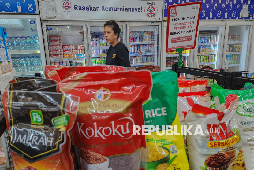 Pengunjung berbelanja di salah satu supermarket di Jakarta, Jumat (14/8/2025). Berdasarkan pantauan Republika, stok beras premium ukuran 5 kilogram di sejumlah ritel di kawasan Jakarta Selatan masih langka. Menurut pekerja, kelangkaan tersebut disebabkan oleh belum adanya distribusi beras premium imbas dari isu beras premium oplosan. Sementara di sejumlah ritel terdapat imbauan pembatasan maksimal jumlah pembelian beras premium. Pemerintah mengimbau penjualan beras yang tidak sesuai mutu untuk menurunkan harga ke bawah HET yang berlaku yakni Rp14.900 per kilogram atau Rp74.500 per lima kilogram.