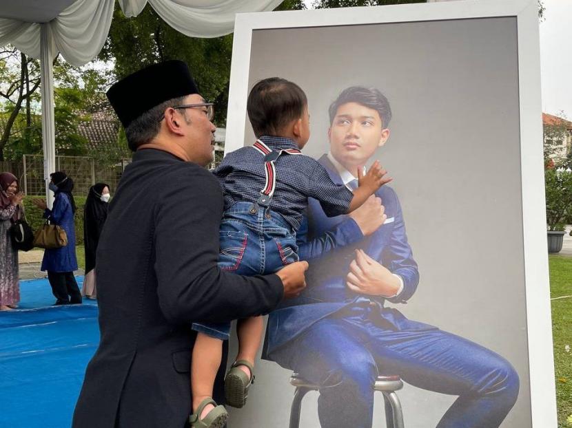 Gubernur Jawa Barat Ridwan Kamil melihat foto anak sulungnya Eril.