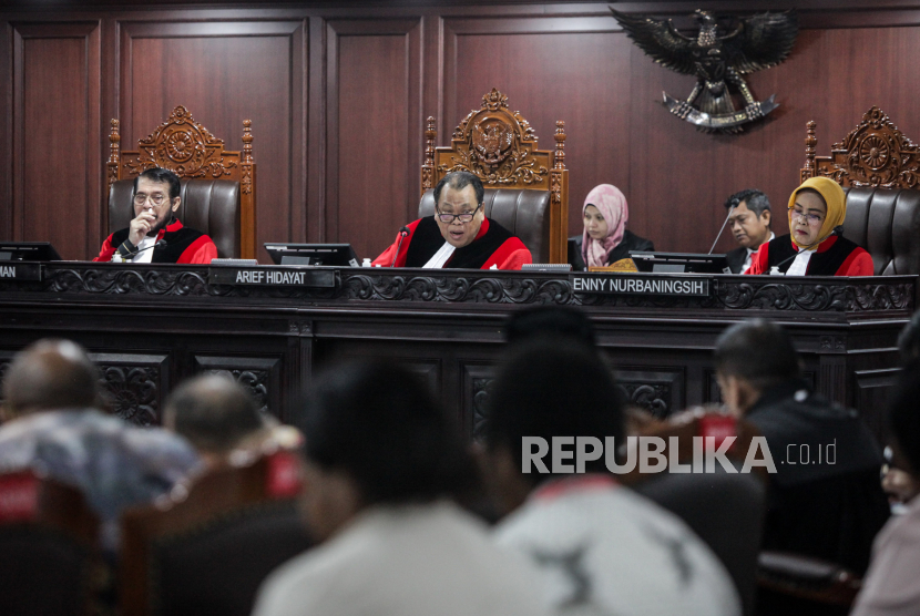 Ketua Hakim Mahkamah Konstitusi (MK) Arief Hidayat (tengah) bersama Hakim MK Anwar Usman (kiri) dan Enny Nurbaningsih saat memimpin sidang. PPP sebut ada pemindahan suara ke Partai Garuda.