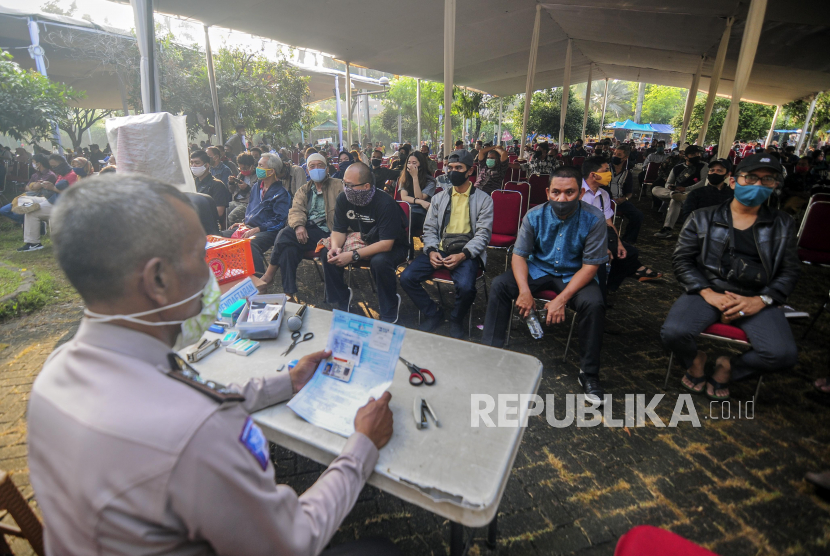 Warga antre saat melakukan perpanjangan SIM pada Pelayanan SIM Keliling di Masjid At-Tin, Jakarta Timur (ilustrasi)