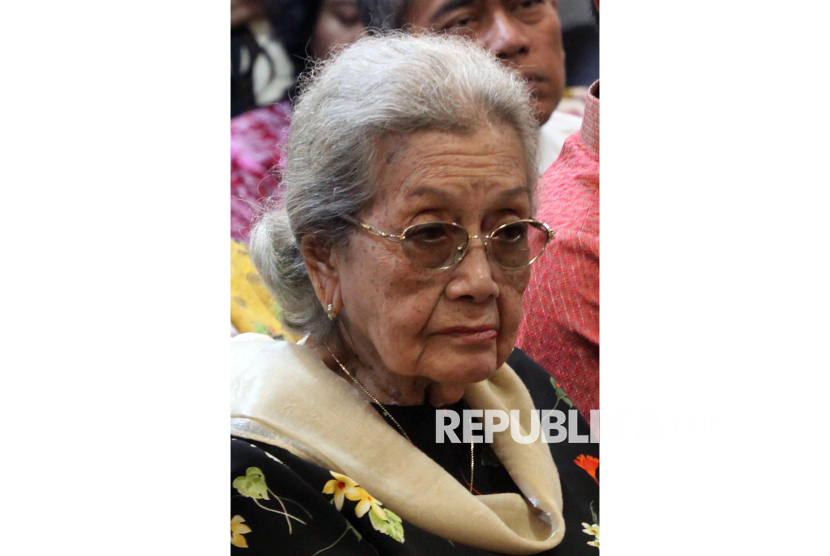 Istri Alm Hoegeng, Merry Roeslani saat menghadiri peluncuran buku Hoegeng Polisi dan Menteri Teladan di Jakarta, Ahad (17/11/2013).