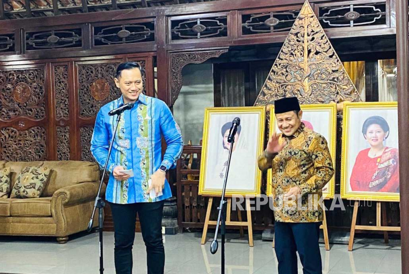 Ketua Umum Partai Demokrat, Agus Harimurti Yudhoyono (AHY), dan Ketua Umum Partai Kebangkitan Bangsa (PKB), Muhaimin Iskandar, melaksanakan konferensi pers usai pertemuan di Puri Cikeas, Kabupaten Bogor, Rabu (3/5/2023). Muhaimin mengakui kunjungannya ke Puri Cikeas untuk mengajak Demokrat masuk koalisi.