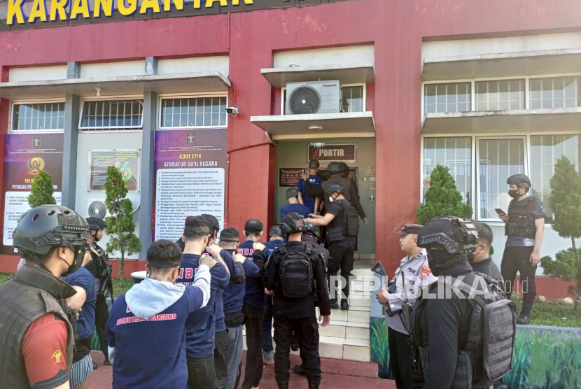 Ditjen Permasyarakatan Kemenkumham memindahkan 14 orang narapidana ke Pulau Nusakambangan. Mereka berasal dari beberapa Lembaga Pemasyarakatan (Lapas) se-Wilayah Jawa Barat pada Senin (15/5/2023) malam. 