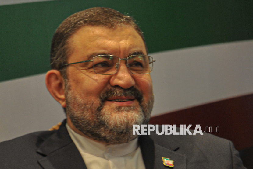 Duta Besar Iran untuk Indonesia Mohammad Boroujerdi menyampaikan keterangan pers di kediamannya di Jakarta, Selasa (17/6/2025). Keterangan pers tersebut menyampaikan tentang situasi terkini konflik antara Iran dan Israel. Selain itu. Mohammad Boroujerdi juga menegaskan Iran akan terus membalas serangan dari Israel sebagai upaya aksi bela diri selama penyerangan dan agresi masih terus belanjut. Dubes Iran menganggap, serangan yang dilakukan oleh Israel merupakan tindakan ilegal yang tidak dibenarkan oleh hukum internasional karena tersebut menyasar sejumlah fasilitas sipil dan situs aktivitas nuklir.