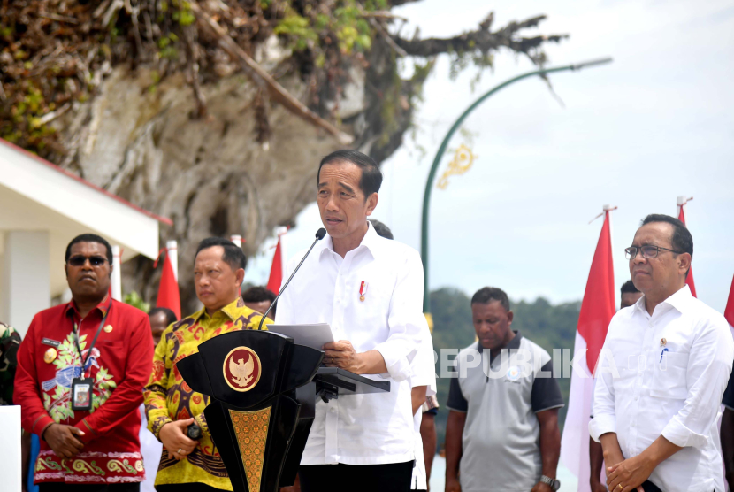 Presiden Jokowi saat meresmikan Kampung Nelayan Modern di Desa Samber dan Binyeri, Biak Numfor, Papua, Kamis (23/11/2023).
