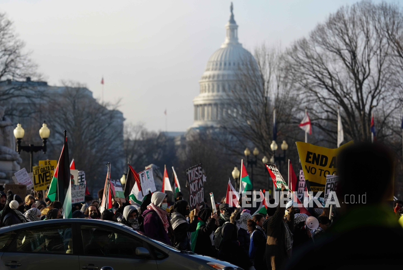 Demonstran pro-Palestina ambil bagian dalam protes di luar Union Station di Washington, DC, AS, 1 Februari 2024. 
