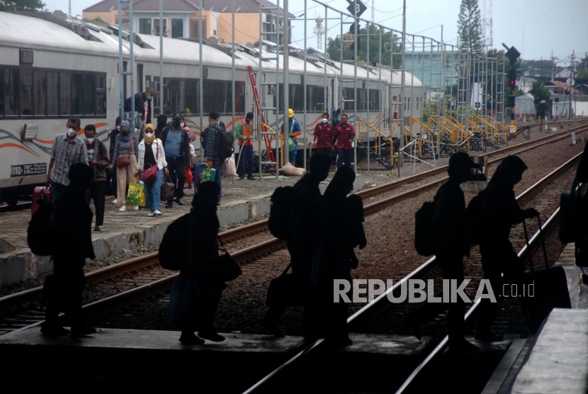 Sejumlah penumpang tiba di Stasiun Kereta Api Tegal, Jawa Tengah. 