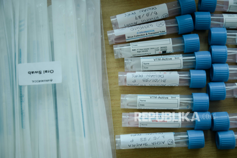 Tabung cairan hasil tes usap Polymerase Chain Reaction (PCR) di Rumah Sakit Pusat Pertamina, Jakarta, Rabu (18/11). Dewan Pers bekerjasama dengan FIF Group dan Djarum Foundation kembali menggelar tes usap untuk 100 pekerja media secara gratis dalam rangka mngantisipasi paparan virus covid-19 dikalangan wartawan. Republika/Thoudy Badai