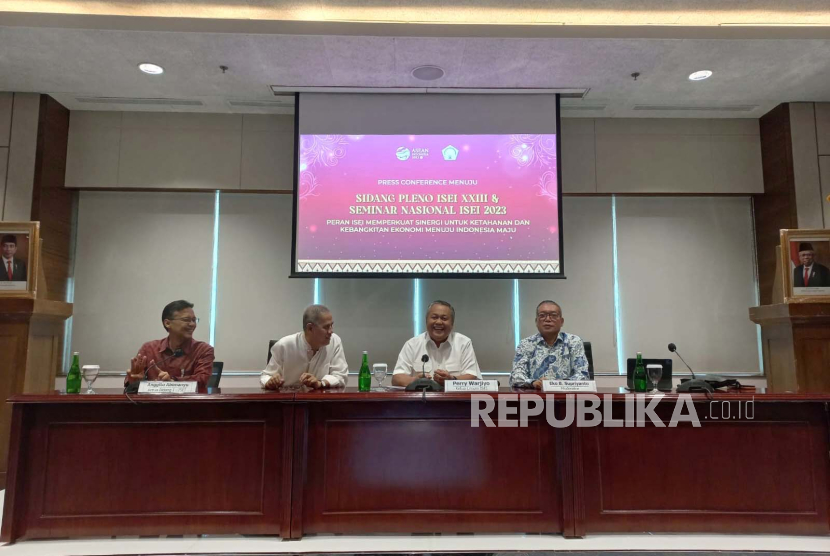 Ikatan Sarjana Ekonomi Indonesia (ISEI) menggelar Konferensi Pers Menuju Sidang Pleno ISEI XXIII & Seminar Nasional ISEI 2023 di Gedung Bank Indonesia, Jakarta, Jumat (8/9/2023).