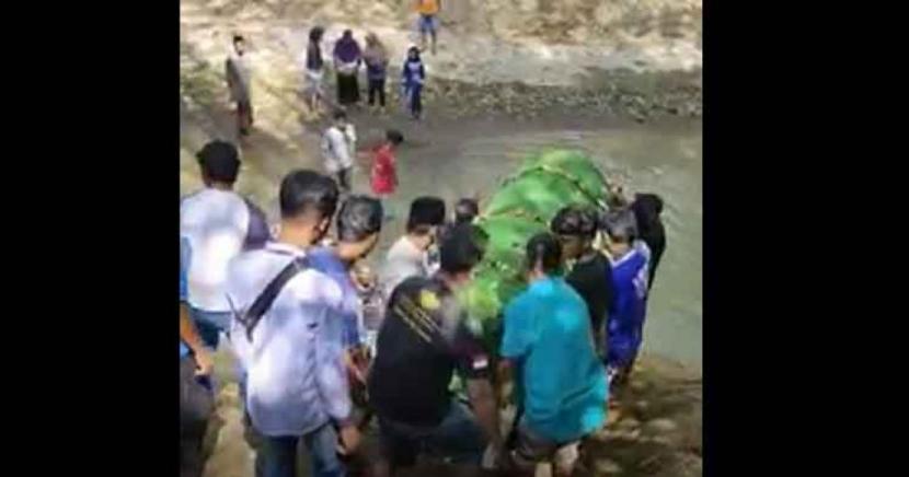 Viral Video Warga Bawa Jenazah Seberangi Sungai di Ponorogo