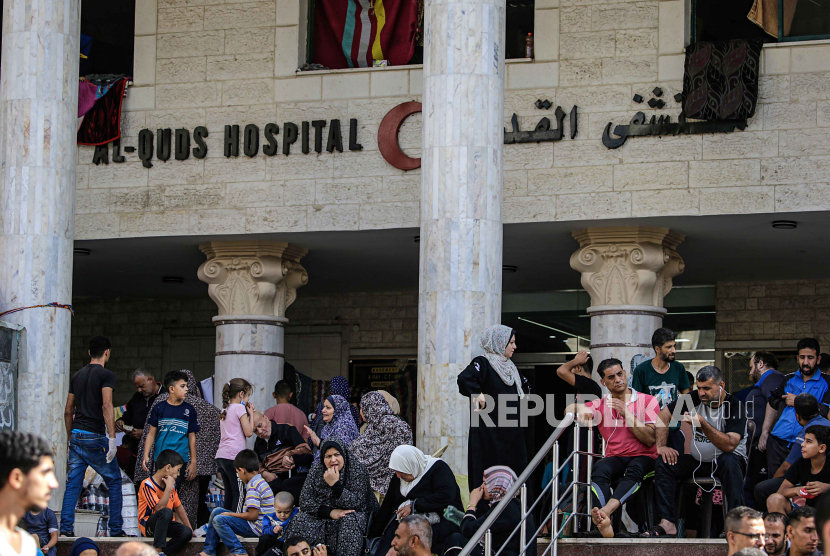 Keluarga Palestina yang meninggalkan rumah mereka berkumpul di lokasi rumah sakit Al-Quds, setelah serangan udara Israel di lingkungan Tel al-Hawa, di Kota Gaza, 30 Oktober 2023.