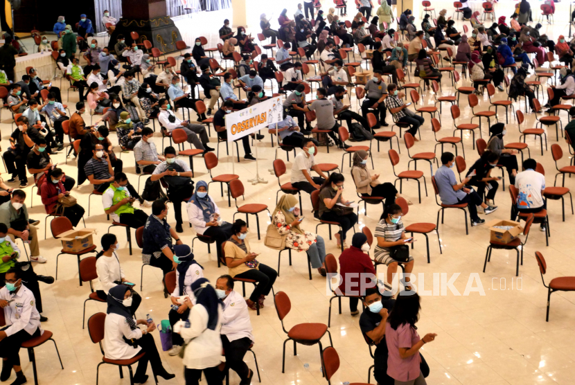 Tenaga kesehatan menunggu observasi usai vaksinasi Covid-19 massal di Grha Sabha Pramana UGM, Yogyakarta, Kamis (28/1). Pada vaksinasi Covid-19 massal ini rencananya melibatkan tiga ribu tenaga kesehatan.