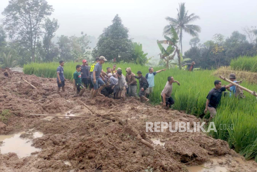 Engkih (55 tahun) warga Pondokbungur, Kecamatan Pondoksalam, Kabupaten Purwakarta tewas usai tertimbun longsor, Kamis (29/2/2024). Longsor terjadi akibat intensitas hujan yang tinggi. 