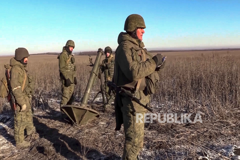 Dalam foto selebaran yang diambil dari video dan dirilis oleh Layanan Pers Kementerian Pertahanan Rusia pada Jumat, 13 Januari 2023, tentara Rusia menyiapkan mortir