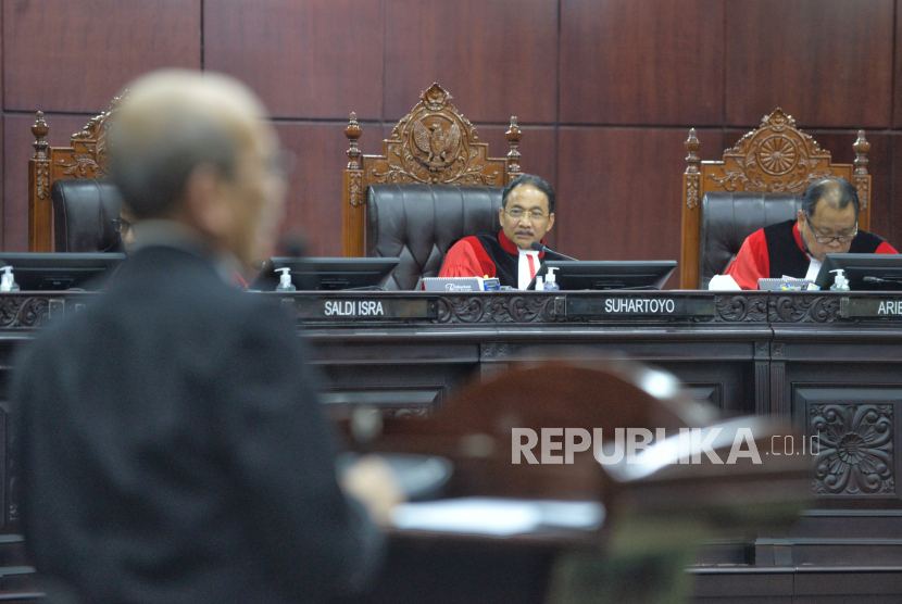 Ketua Majelis Hakim Mahkamah Konstitusi (MK) Suhartoyo (tengah).