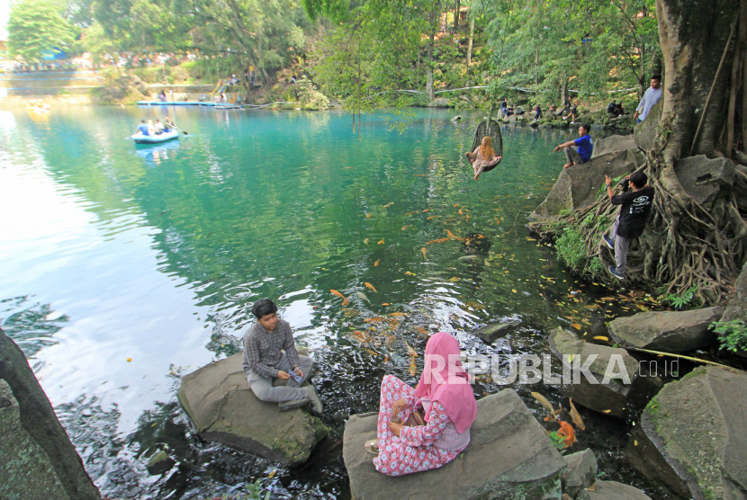 Pengunjung menikmati suasana Telaga Biru Cirerem, Kecamatan Kaduela, Kuningan, Jawa Barat, Ahad (15/11/2020). Wisata Telaga Cirerem yang dikelola Bundes setempat terletak di lembah Gunung Ciremai dan merupakan salah satu tujuan wisata di Kabupaten Kuningan yang kian banyak diminati wisatawan. 