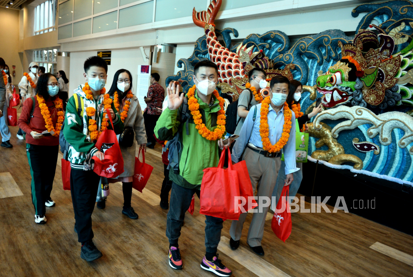 Wisatawan mancanegara asal China tiba di Terminal Internasional Bandara Internasional I Gusti Ngurah Rai, Badung, Bali, Ahad (22/1/2023).