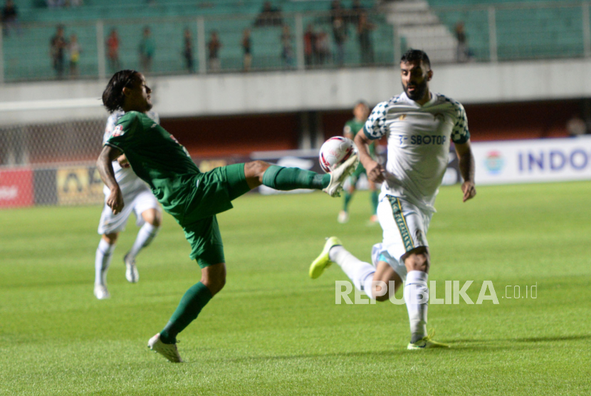 Pertandingan PSS Sleman melawan Tira Persikabo pada pertandingan Liga 1 2020 di Stadion Maguwoharjo, Sleman, Yogyakarta, Ahad (8/3).