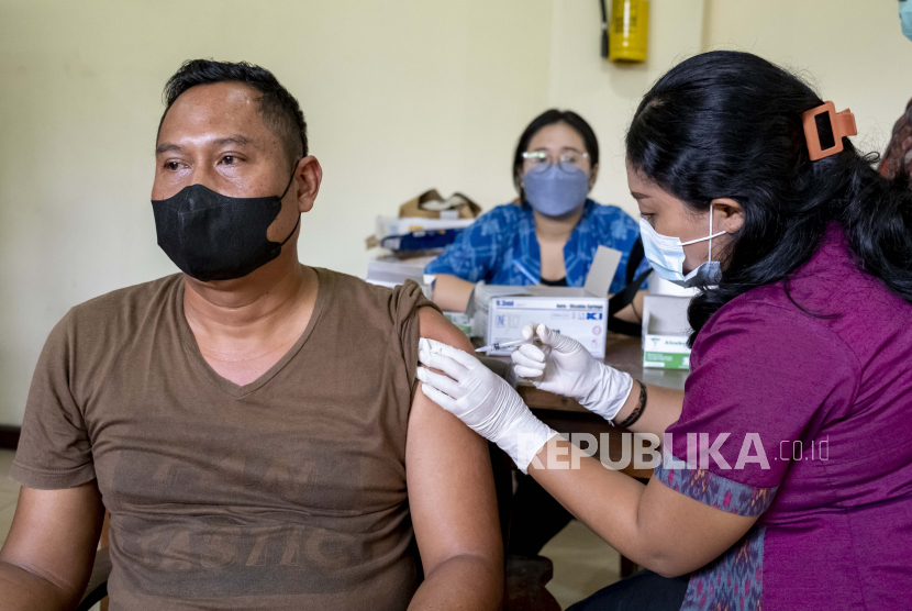 Seorang pria menerima dosis kedua vaksin penguat COVID-19 pada kegiatan vaksinasi di Denpasar, Bali, Indonesia, 25 Januari 2023. Terhitung sejak 24 Januari 2023, Kementerian Kesehatan RI memulai program penguat vaksin COVID-19 kedua untuk masyarakat .