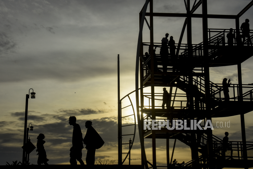 Warga menikmati suasana sore sambil menunggu waktu berbuka puasa atau ngabuburit di Taman Loang Baloq, Kecamatan Sekarbela, Mataram, NTB, Rabu (6/4/2022). Dinas Pariwisata Kota Mataram, Provinsi Nusa Tenggara Barat, menyatakan tingkat kunjungan warga ke Taman Loang Baloq naik signifikan.