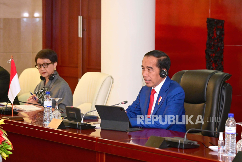 Presiden Joko Widodo (Jokowi) mengatakan, Indonesia masih akan mengkaji dan mempertimbangkan keikutsertaan untuk menjadi anggota BRICS.