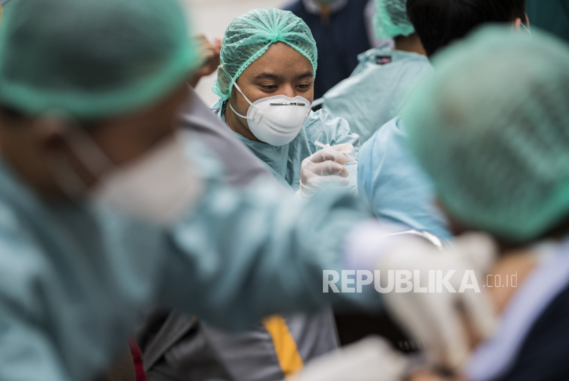 Petugas menyuntikkan vaksin COVID-19 Sinovac ke tenaga kesehatan di Rumah Sakit Hasan Sadikin (RSHS), Bandung, Jawa Barat, Kamis (28/1/2021). Menteri Kesehatan Budi Gunadi Sadikin mengatakan sebanyak 300.000 tenaga kesehatan telah disuntik vaksin COVID-19 Sinovac dari target sekitar 1,3 juta tenaga kesehatan.  