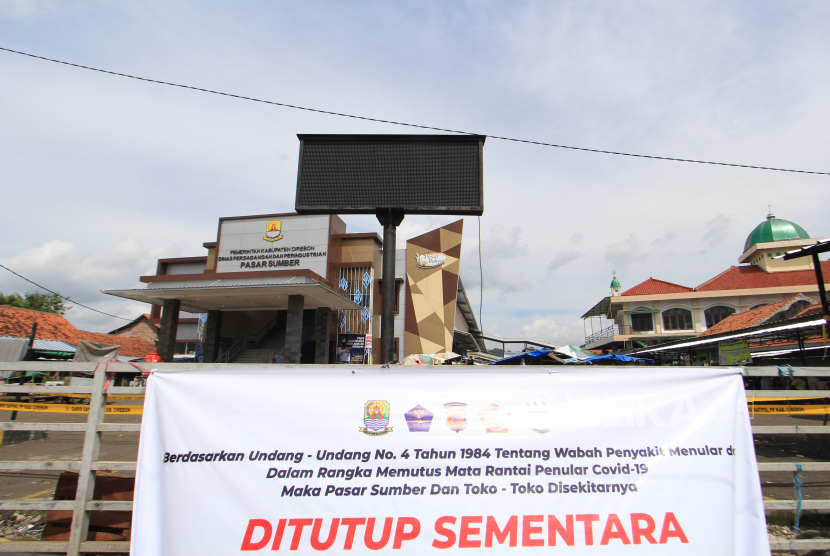 Spanduk pengumuman penutupan terpasang di pagar Pasar Sumber di Cirebon, Jawa Barat, Senin (1/6/2020). Pemkab Cirebon menutup sementara Pasar Sumber menyusul ditemukannya dua pedagang pasar yang terkonfirmasi positif COVID-19