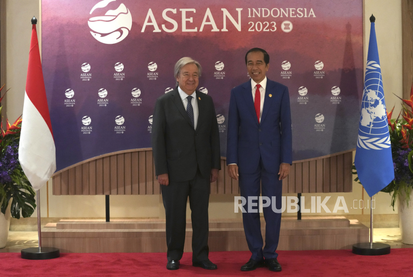  Presiden Joko Widodo (kanan) menyambut Sekjen Persatuan Bangsa-Bangsa (PBB) Antonio Guterres pada KTT ASEAN-PBB di JCC, Jakarta, Kamis (7/9/2023). 