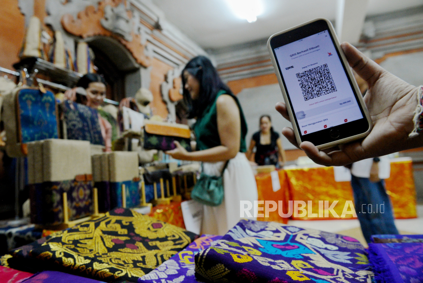 Pengunjung melakukan transaksi secara digital ketika membeli produk UMKM (ilustrasi).