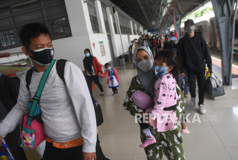 Penumpang kereta api Dharmawangsa dari Surabaya tiba di Stasiun Pasar Senen, Jakarta, Minggu (3/1). Pemerintah saat ini tengah menyiapkan sejumlah langkah antisipasi menjelang perayaan Natal dan Tahun Baru yang bisa menyebabkan terjadinya lonjakan kasus atau gelombang ketiga.