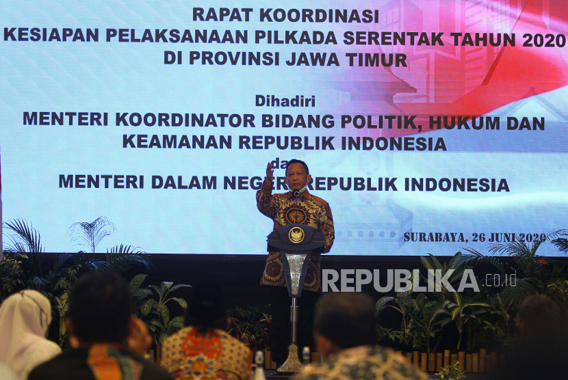 Menteri Dalam Negeri Tito Karnavian memberikan arahan saat Rapat Koordinasi Kesiapan Pelaksanaan Pilkada Serentak Tahun 2020 di Surabaya, Jawa Timur, Jumat (26/6/2020). Rapat yang dihadiri perwakilan dari KPU Provinsi Jawa Timur, Bawaslu Jawa Timur dan sejumlah kepala daerah kabupaten/kota tersebut membahas isu strategis dalam rangka memantapkan pelaksanaan Pilkada serentak tahun 2020 dengan penerapan secara ketat protokol kesehatan untuk mencegah penyebaran COVID-19. 