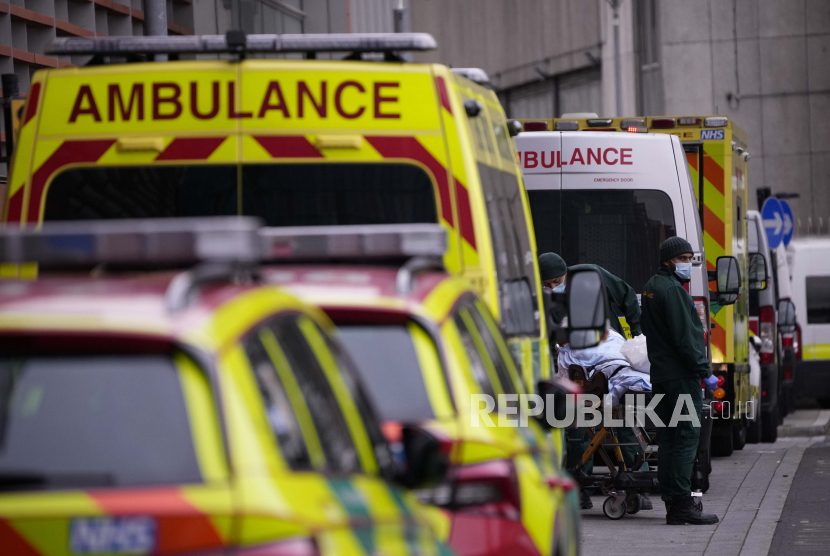  Ambulans mengantre di luar Rumah Sakit Royal London di daerah Whitechapel di London timur, Kamis, 6 Januari 2022. Inggris kini telah melewati puncak kasus omicron. Berkaca dari pengalaman Inggris, para pakar optimistis pandemi Covid-19 akan berakhir pertengahan-akhir tahun ini.