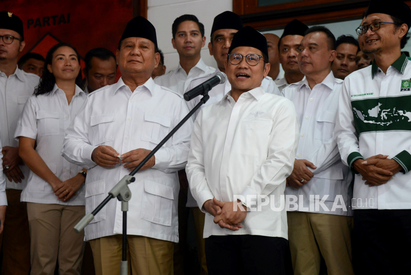Ketua Umum Partai Gerindra Prabowo Subianto dan Ketua Umum Partai Kebangkitan Bangsa (PKB) Abdul Muhaimin Iskandar memberikan keterangan saat peresmian Sekretatiat Bersama (Sekber) di kawasan Menteng, Jakarta, Senin (23/1/2023). Koalisi ini belakangan digoyang isu pengusungan pasangan Prabowo-Ganjar untuk Pilpres 2024 yang diwacanakan oleh kakak Prabowo, Hashim Djojohadikusumo. (ilustrasi)