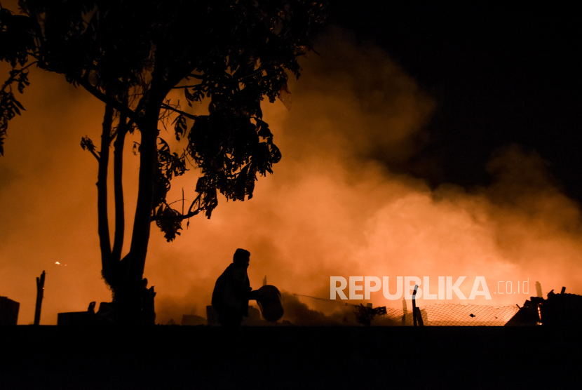 Warga berusaha memadamkan api dengan alat seadanya saat terjadi kebakaran di Pasar Sadang Serang, Kota Bandung, Jawa Barat, Jumat (4/8/2023). Kebakaran yang terjadi pada pukul 18.23 WIB tersebut menghanguskan ratusan kios. Hingga saat ini penyebab kebakaran masih dalam penyelidikan pihak berwajib.