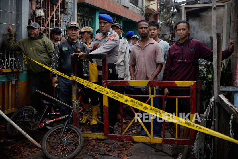 Polisi menjaga warga agar tidak memasuki area permukiman terdampak kebakaran depo Pertamina Plumpang di kawasan Rawa Badak, Jakarta, Sabtu (4/3/2023). Kebakaran tersebut merenggut 14 nyawa, puluhan warga mengalami luka bakar dan ratusan warga harus mengungsi karena kehilangan tempat tinggal.