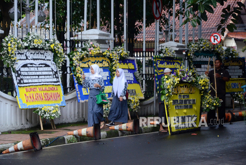 Karangan bunga duka cita untuk putra sulung Gubernur Jawa Barat Ridwan Kamil, Emmeril Kahn Mumtadz atau Eril. 