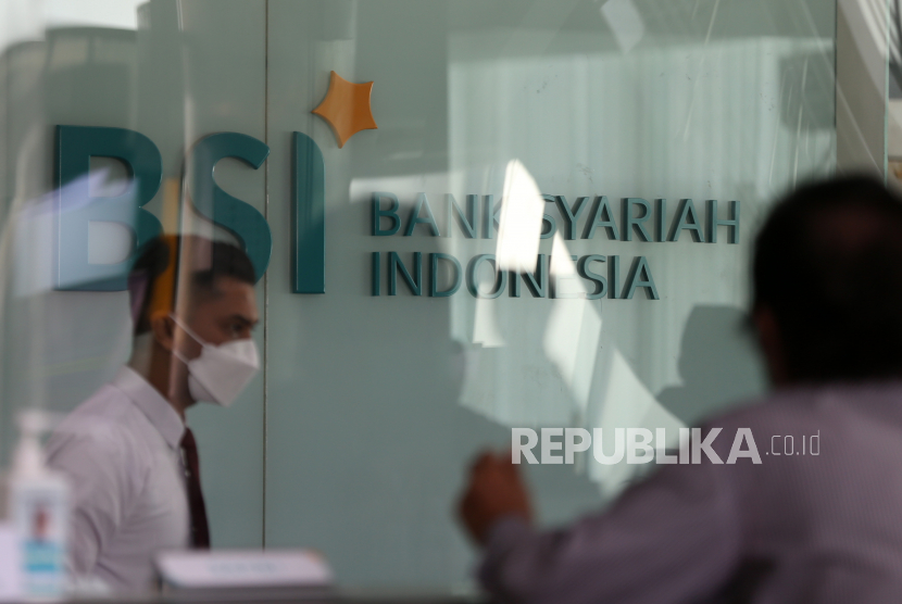 Nasabah Bank Syariah Indonesia (BSI): Seorang nasabah bank (kanan) mengantre sebelum memindahkan rekening bank konvensional ke rekening bank syariah, di cabang Bank Syariah Indonesia (BSI) di Banda Aceh, Indonesia, 07 Juni 2021. 