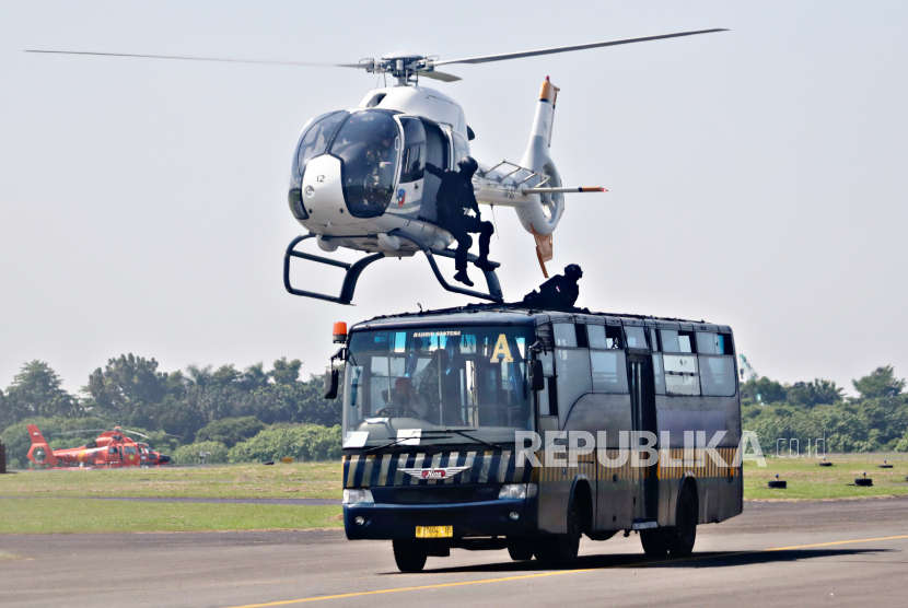 Prajurit Kopasgat TNI AU beraksi saat gladi resik peringatan HUT ke-77 TNI AU di Jakarta, Indonesia, (06/04/2023). 