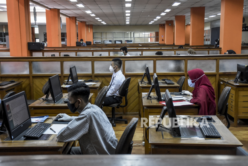 Peserta mengikuti Ujian Tulis Berbasis Komputer (UTBK) dalam rangka Seleksi Bersama Masuk Perguruan Tinggi Negeri (SBMPTN) 2021 di Kampus Universitas Pendidikan Indonesia (UPI), Jalan Dr Setiabudi, Kota Bandung.