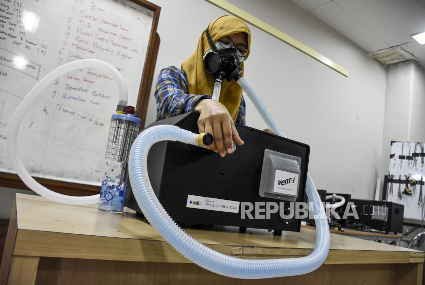 Tim peneliti Institut Teknologi Bandung (ITB) menguji coba mesin pompa udara (ventilator) di area Masjid Salman ITB, Kota Bandung.