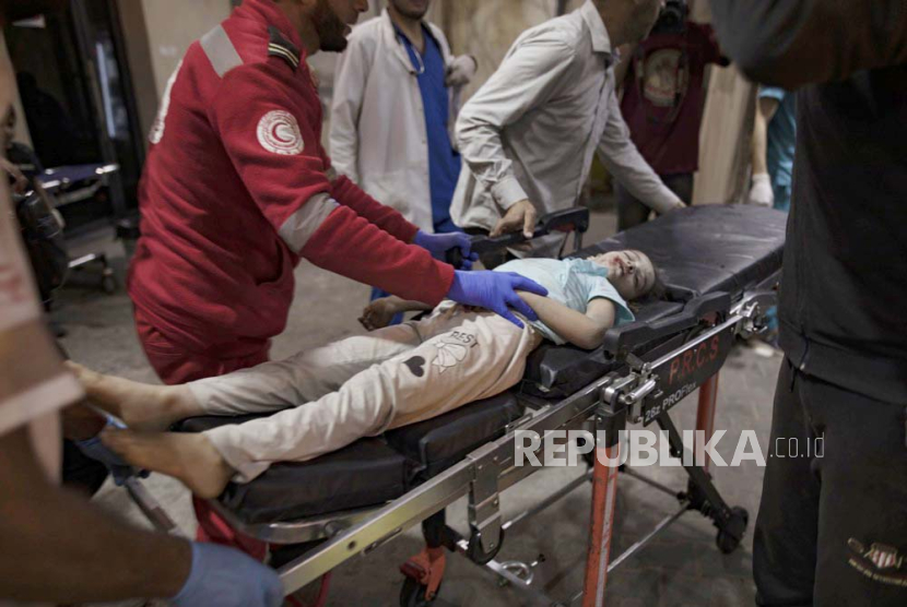 Seorang gadis dengan tandu dilarikan ke Rumah Sakit Kuwait akibat serangan udara Israel di kamp pengungsi Rafah, Jalur Gaza selatan, 19 April 2024. 