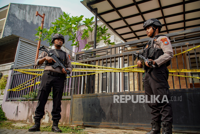 Polisi berjaga di depan rumah kontrakan terduga teroris di Desa Junrejo, Kecamaan Junrejo, Batu, Jawa Timur, Kamis (1/8/2024). Tim gabungan Densus 88 dan Polda Jatim berhasil mengamankan sejumlah barang bukti dari terduga teroris yakni bahan kimia pembuat bahan peledak (handak), peralatan pembuat handak, dan pembungkus bom untuk proses penyidikan lebih lanjut. 